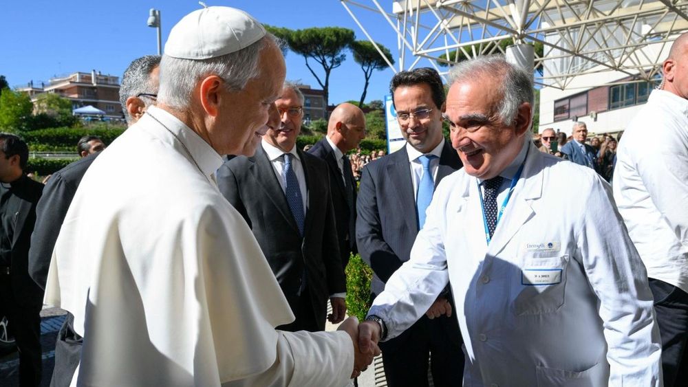 León XIV al llegar al Hospital Gemelli, saludando a su médico.&nbsp;