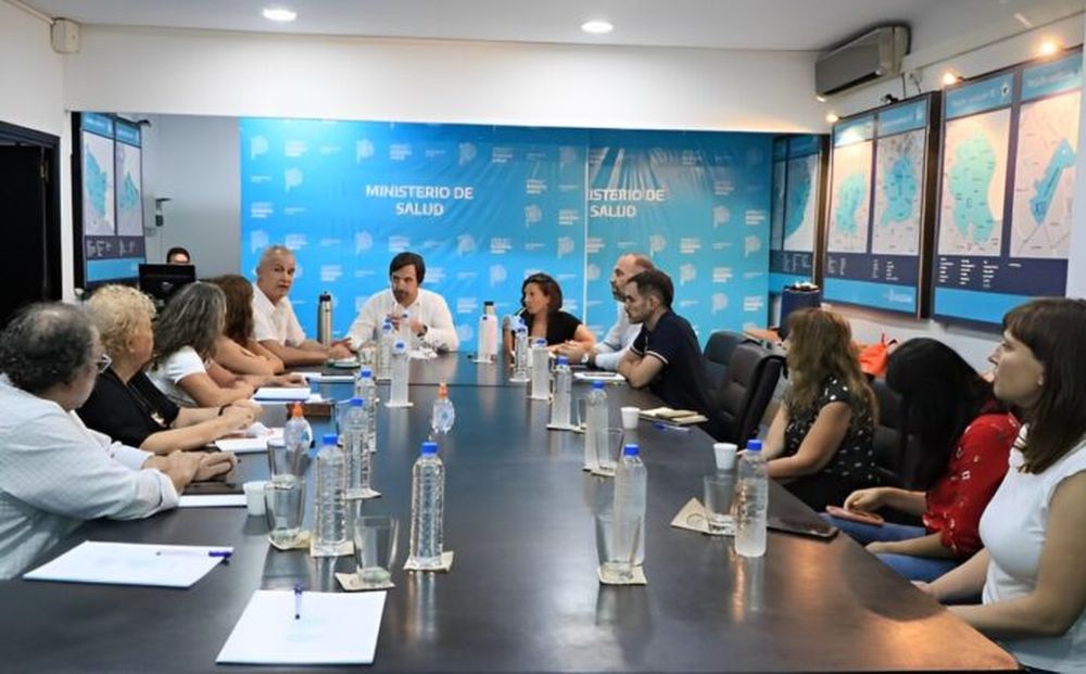 El ministro Nicolás Kreplak reunido con representantes de sociedades y asociaciones profesionales. (Salud PBA)