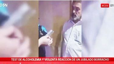 El hombre tuvo una reacción desmedida en medio de un test de alcoholemia. (Captura de TV)