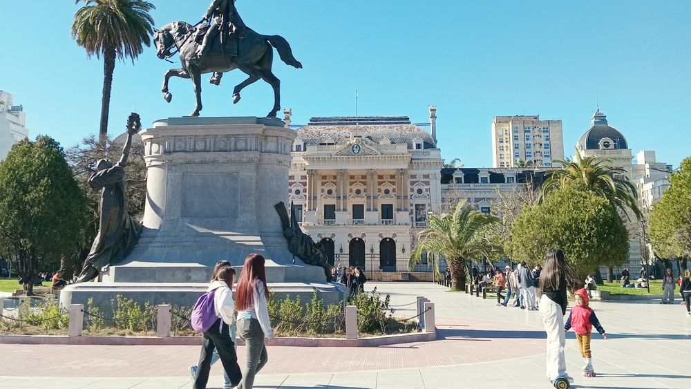 Plaza San Martín de La Plata y la Gobernación de fondo. &nbsp;(Ana Roche/Agencia DIB)