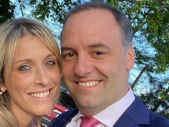 El jefe de Gabinete, Manuel Adorni, junto a su esposa, Betina Angeletti. El jefe de Gabinete, Manuel Adorni, junto a su esposa, Betina Angeletti.