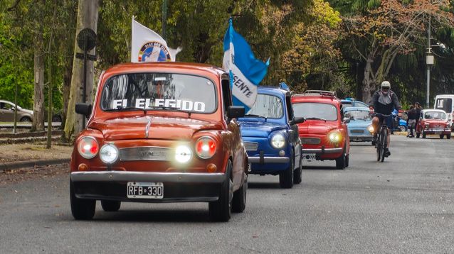 Cientos y cientos de Fiat 600 desfilaron por La Plata.