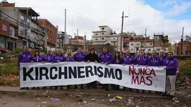 Milei en un baldío de Villa Celina, con sus candidatos y la bandera de la polémica: imagen politica de la semana. (X @LLibertadAvanza)