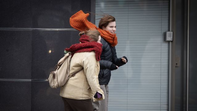Dos personas abrigadas por el intenso frío. (Agencia Xinhua)