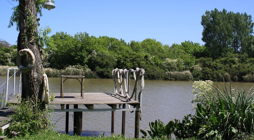 Además del muelle y los paradores, Santiago cuenta con senderos para trekking.
