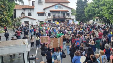 La nutrida manifestación en las puertas de la ANDIS, antes del caos.