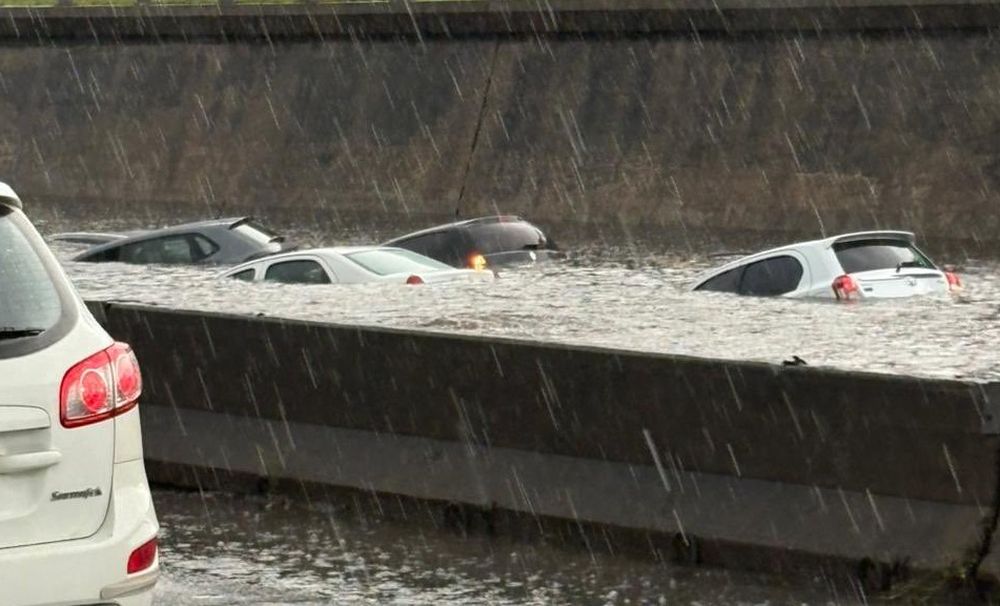 Autos bajo el agua en la Panamericana tras una lluvia torrencial.