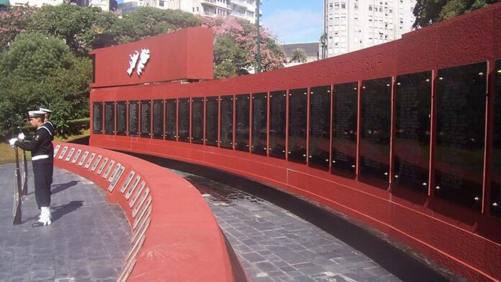 Monumento a los caídos en la Guerra de Malvinas en la Plaza San Martín de CABA. (Wikimedia) Monumento a los caídos en la Guerra de Malvinas en la Plaza San Martín de CABA. (Wikimedia)