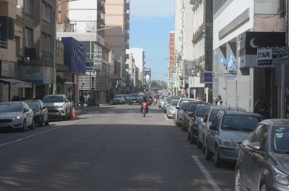 Una calle en Bahía Blanca en la que no se ve un solo árbol.