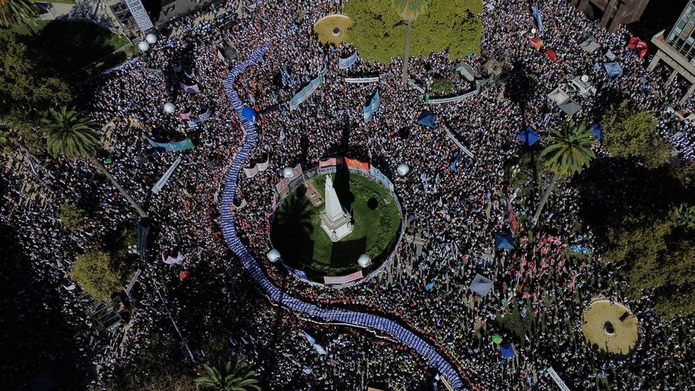 Plaza de Mayo, colmada durante la manifestación por los 50 años del golpe.