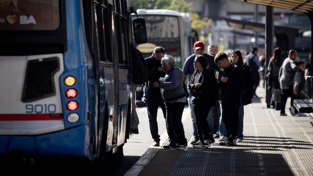 Pasajeros subiendo a un colectivo. (Agencia Xinhua) Pasajeros subiendo a un colectivo. (Agencia Xinhua)