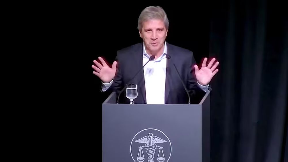 Caputo en la Bolsa de Comercio de Rosario. Caputo en la Bolsa de Comercio de Rosario.