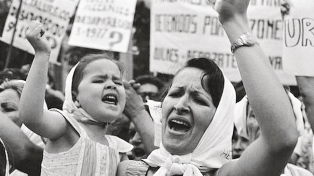 Lestido, Adriana. Marcha por la vida. 1982/ copia 2010. Fotografía en blanco y negro. 27 x 34 cm. (Donación 2010/ Comisión por la Memoria)
