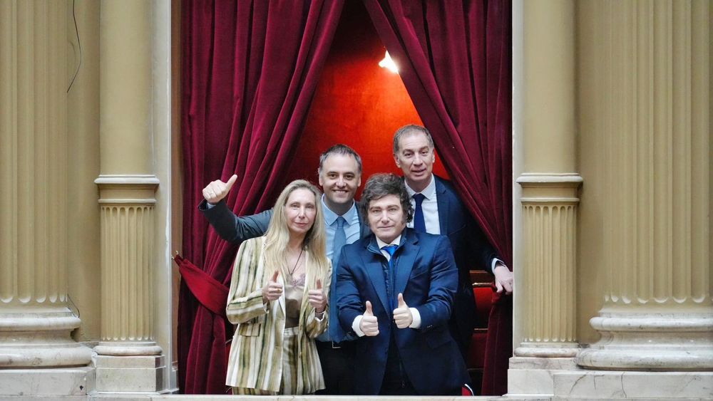 El presidente Javier Milei junto a su hermana Karina, Secretaria General de la Presidencia; el Jefe de Gabinete, Manuel Adorni; y el ministro del Interior, Diego Santilli. 