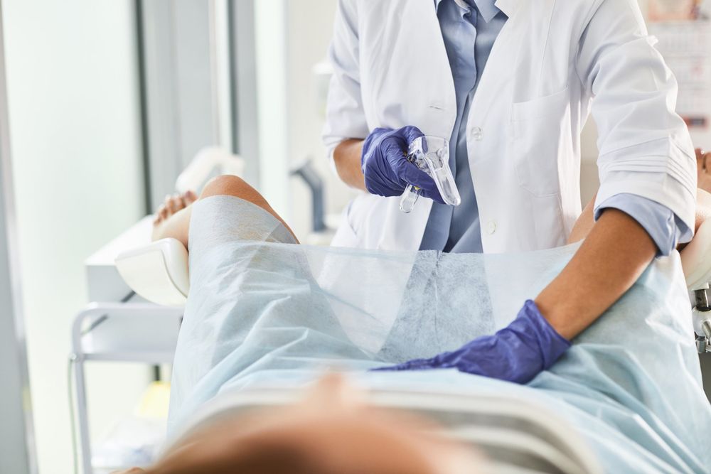 El Papanicolau puede detectar alguna anomalía en las células del cuello uterino. El Papanicolau puede detectar alguna anomalía en las células del cuello uterino.