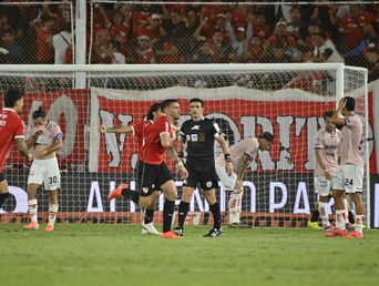 El regreso del fútbol tras el paro se dio con nuevas polémicas arbitrales. El regreso del fútbol tras el paro se dio con nuevas polémicas arbitrales.