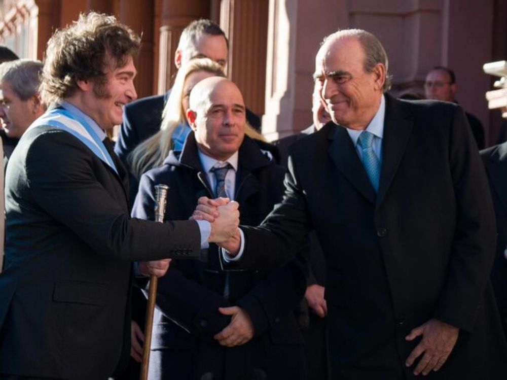 El presidente Javier Milei junto a Guillermo Francos.