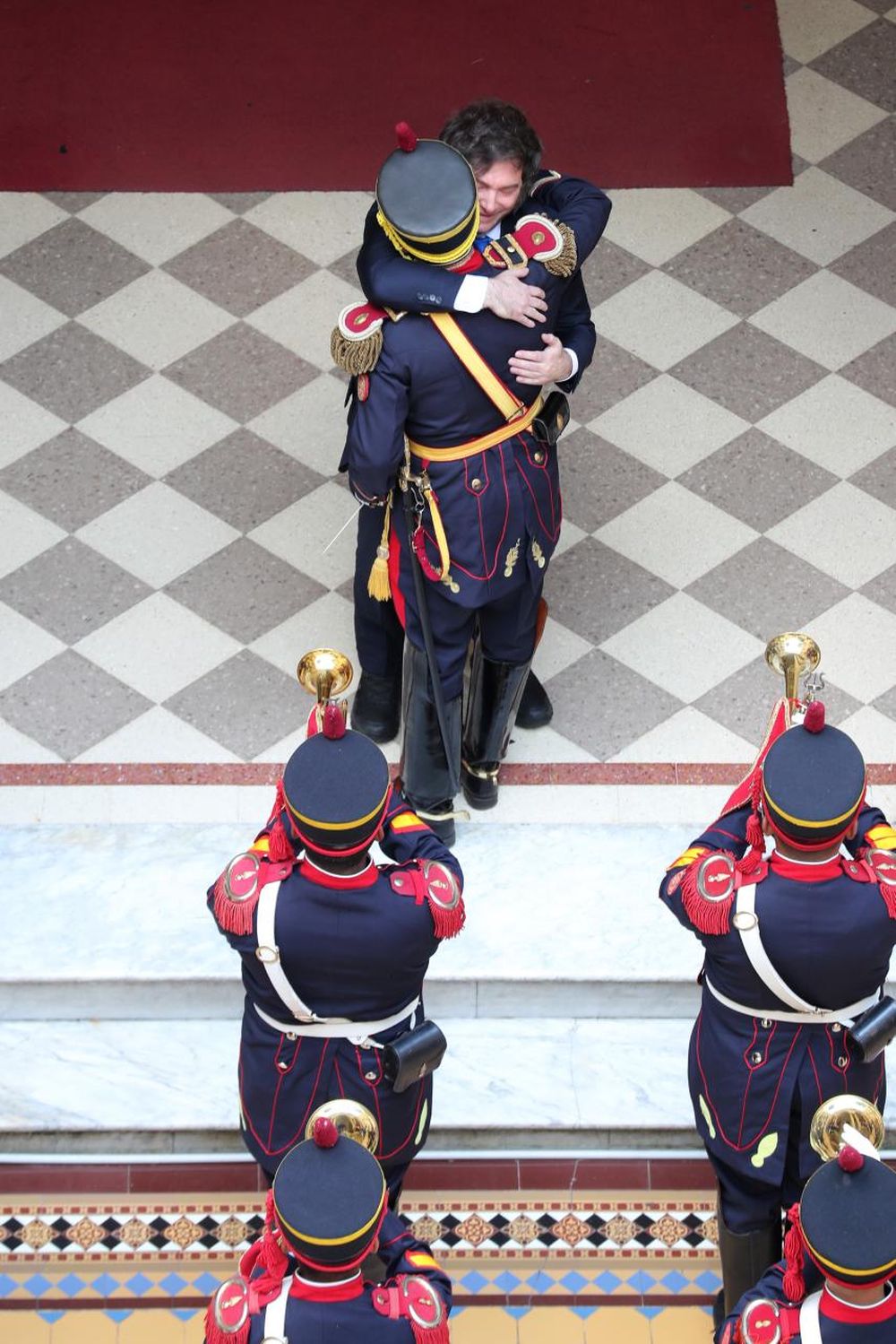 Milei saluda a miembros del Regimiento de Granaderos a Caballo, en el día de su aniversario.&nbsp;