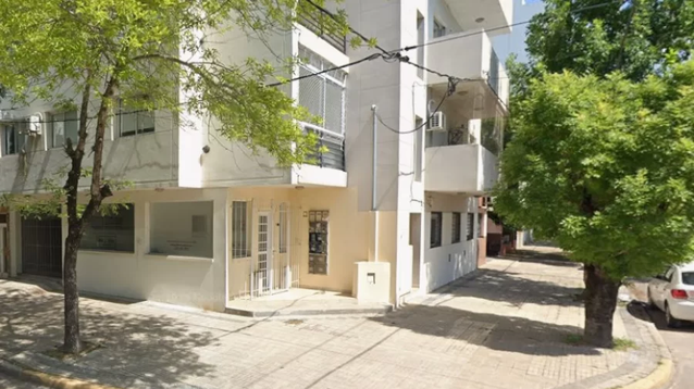 En un nuevo hecho de inseguridad en La Plata, una joven fue víctima de un violento intento de robo cuando dos motochorros la atacaron, la arrastraron por la vereda y la golpearon en plena calle.