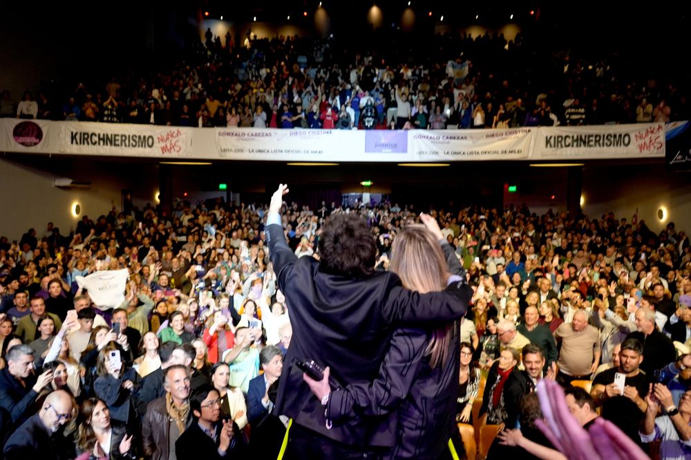 El presidente Javier Milei y su hermana Karina, en el acto en el Teatro San Carlos, en Junín. (Presidencia)