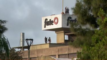 Trabajadores en la planta de FATE. Trabajadores en la planta de FATE.