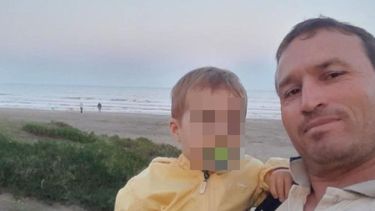 Gustavo Suárez junto a su hijo, al que mató de un balazo antes de suicidarse.