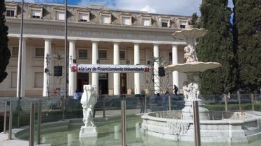 El edificio del Rectorado de la UNS, con una pancarta a favor de la readecuación del financiamiento universitario. (X/UNS)