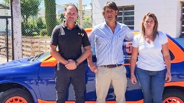 Los pilotos de Pigüé Soledad Santos y Juan Balbuena, en la Unidad 19 de Saavedra con el Corsa recién pintado.