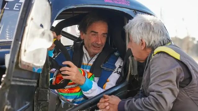 Aníbal Colapinto probó un TC Bonaerense en General Belgrano con buzo y casco de su hijo Franco.