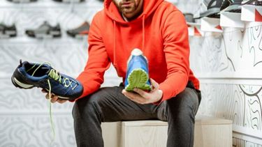 La elección correcta del calzado es el primer paso para evitar lesiones, pero también es importante preparar el cuerpo. (CoKiBa)