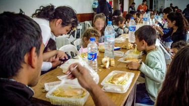 Municipios del conurbano bonaerense refuerzan la ayuda alimentaria entre la población más vulnerable.