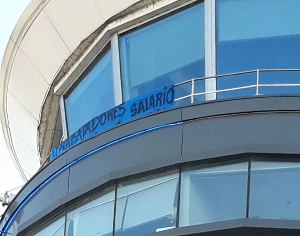 Una torre de control con un cartel que alude a la protesta de los controladores aéreos.&nbsp;