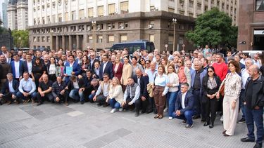 Los intendentes frente al Ministerio de Economía.&nbsp;