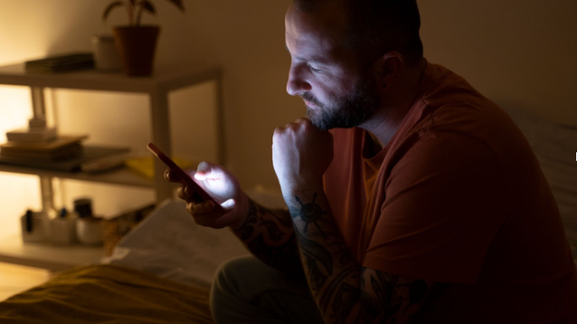 Una persona conectada a su celular. 