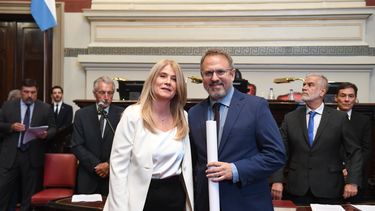Diego Valenzuela juró ayer como senador, recibió el diploma de manos de Verónica Magario y luego pidió licencia para poder desembarcar en el gobierno de Javier Milei.
