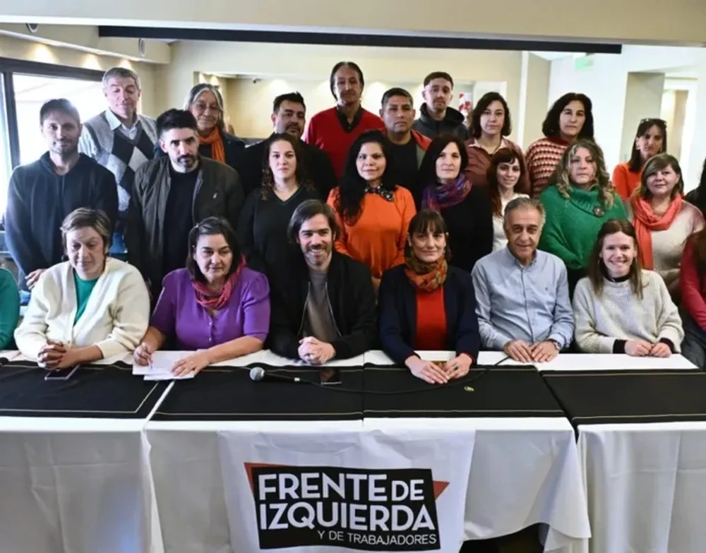 Los candidatos del Frente de Izquieda, en la presentación de la lista que se realizó hoy en La Matanza. (DIB)