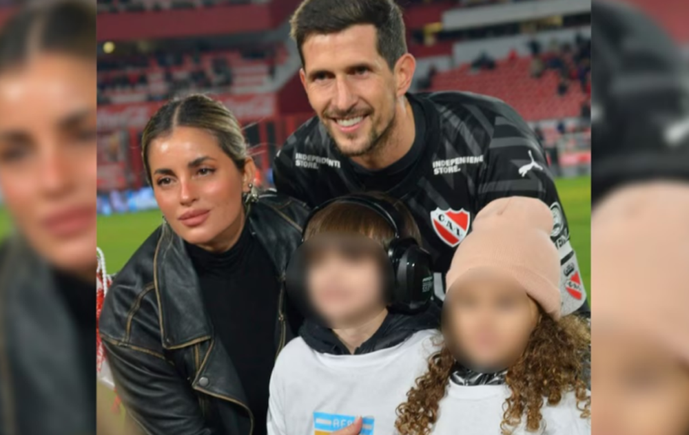 El futbolista Rodrigo Rey junto a su familia.