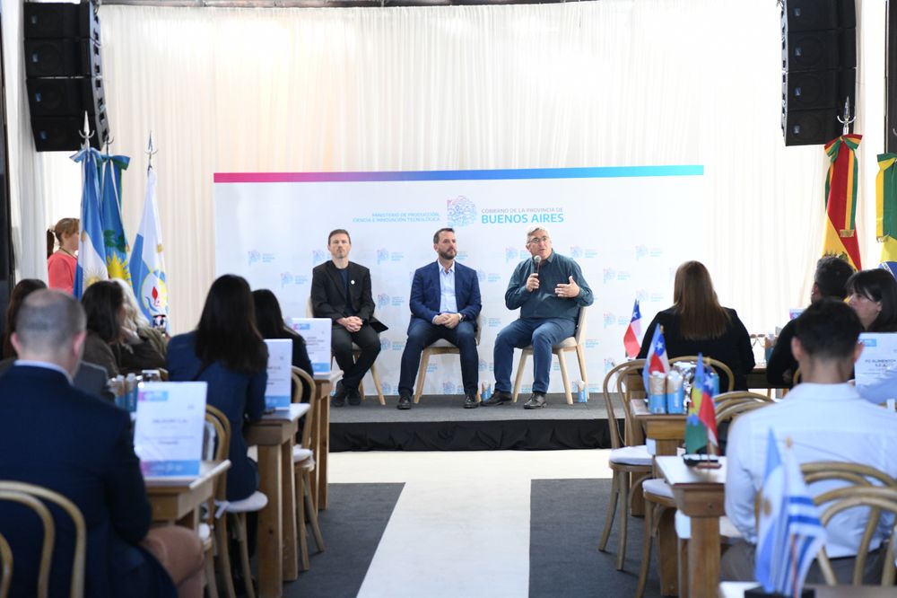 El ministro Javier Rodríguez junto a su par Alberto Costa y el intendente de Escobar, Ariel Sujarchuk.