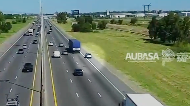 Imagen de uno de los conductores adelantándose por la banquina. (Captura de video)