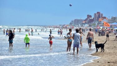 Veraneantes en una playa de Villa Gesell.