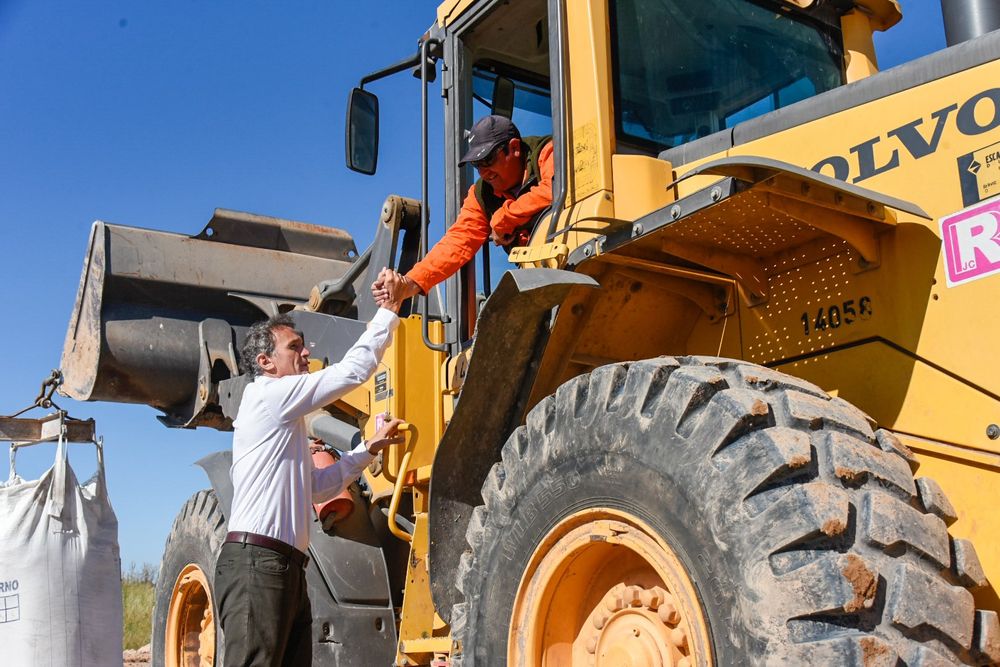 El ministro de Infraestructura, Gabriel Katopodis, saluda a un obrero.&nbsp;