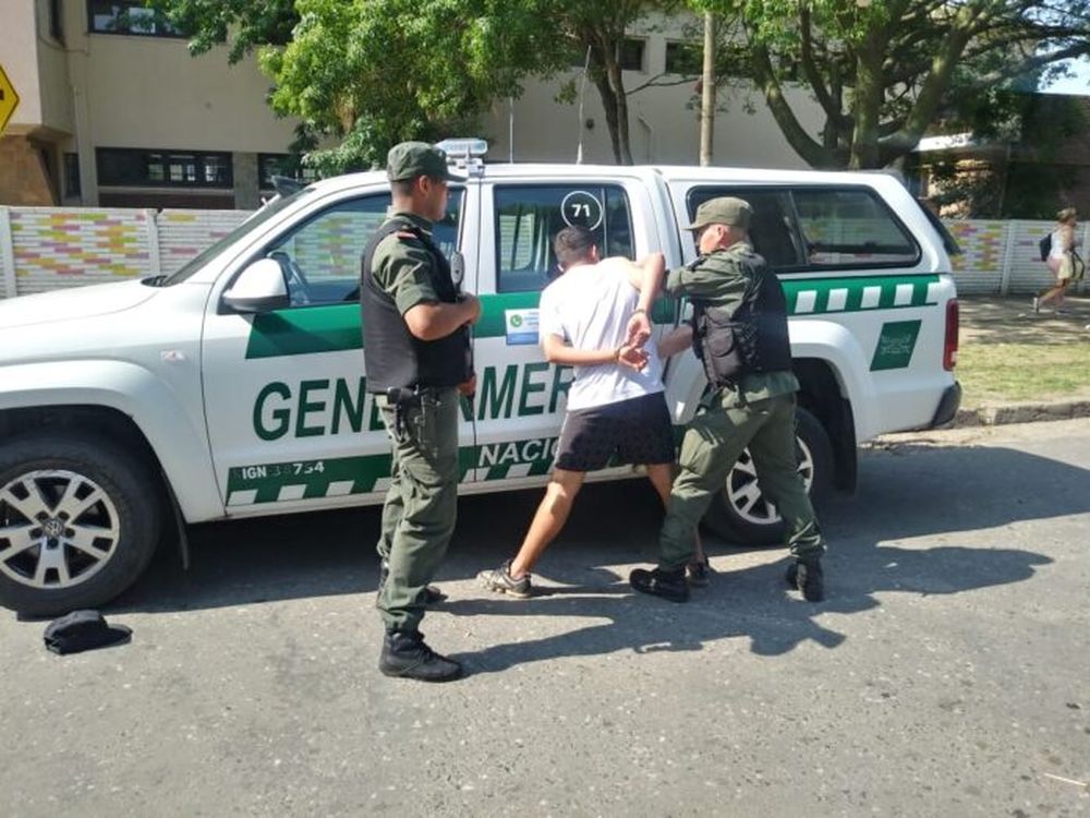 Un menor en momento en el que es demorado.