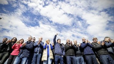 Kicillof, rodeado de dirigentes del peronismo en Ensenada.