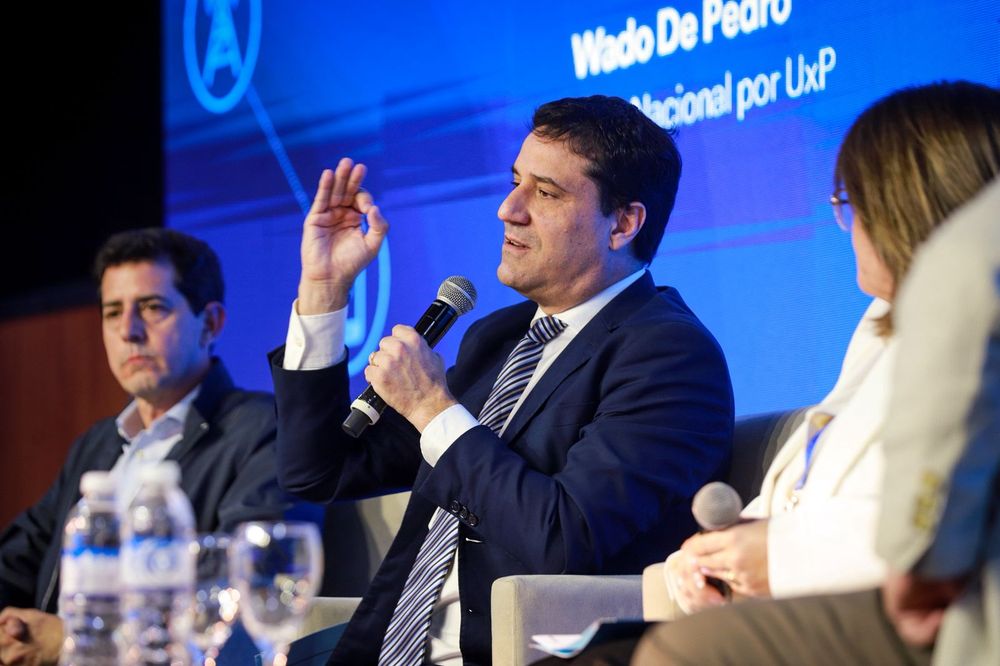 Los senadores Wado de Pedro y Maximiliano Abad en Somos Industria.&nbsp;