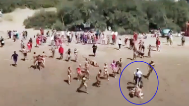 La pelea fue tomada por un drone que estaba en el lugar. (Captura de video)