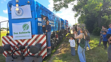 El Tren Solidario fue recibido por una multitud a su llegada a Bolívar.
