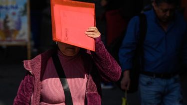 Una mujer se protege del sol durante una ola de calor. (Agencia Xinhua)