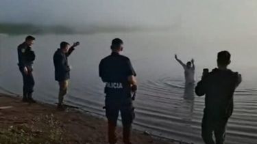 El ladrón detenido en la laguna del country Estancias del Pilar, al momento de ser detenido, mientras intentaba escapar. (X)