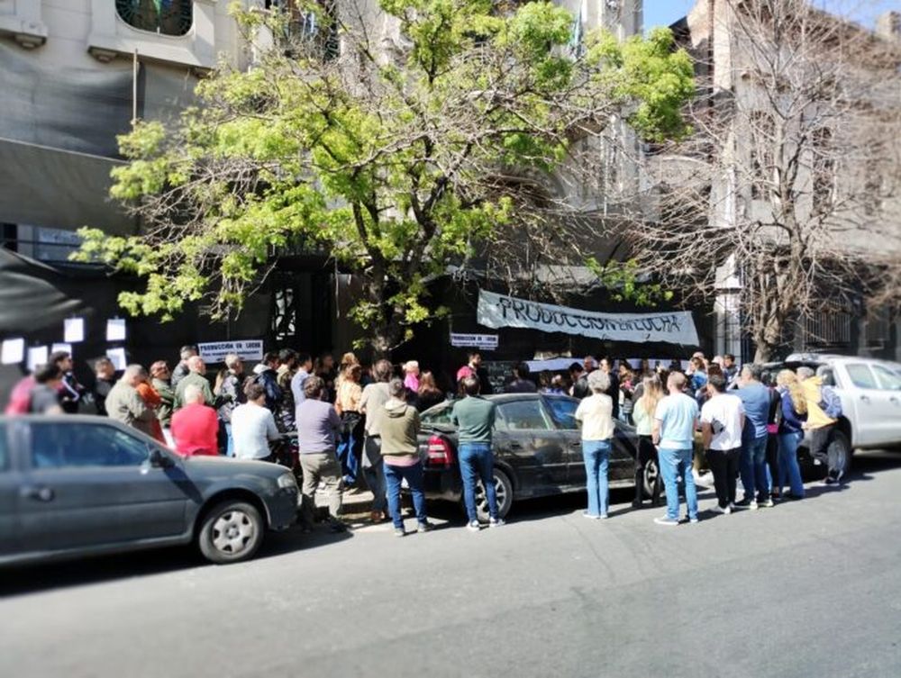 Trabajadores de Producción reclaman frente al Ministerio.
