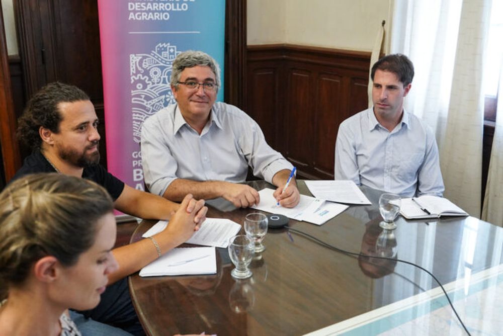 La firma del convenio marco de cooperación entre el MDA y el IBP cubano. (Prensa MDA)